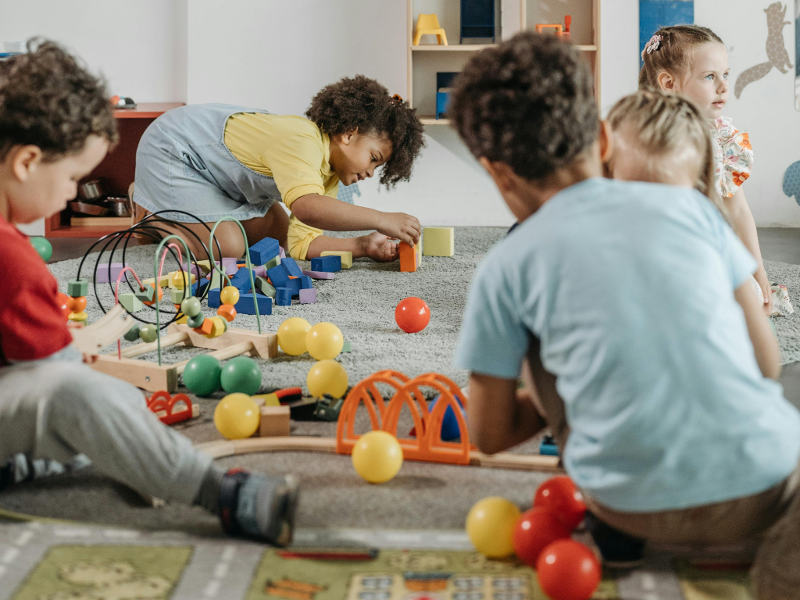 Des enfants jouant à la maison.