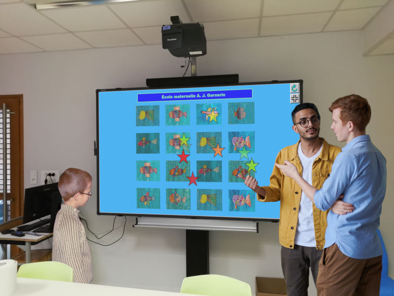 Des adultes devant un TBI.