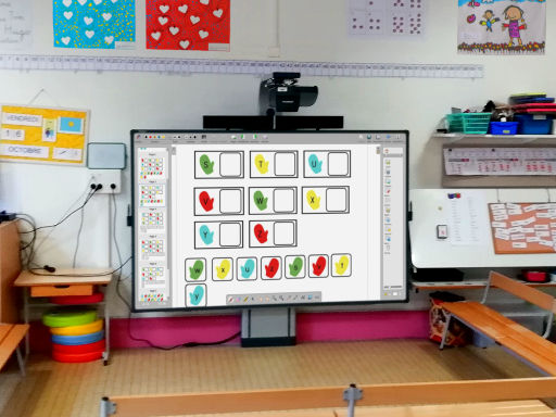 Un tableau numérique interactif dans une classe de maternelle.