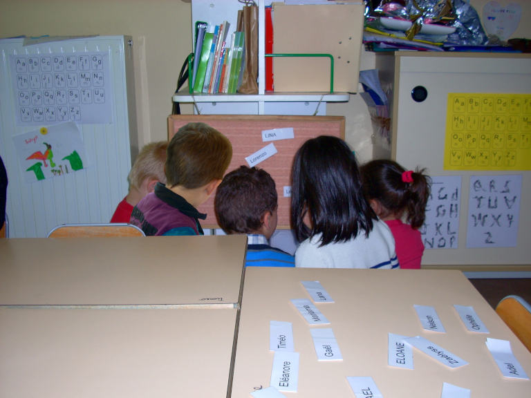 Les élèves apprennent en jouant avec les étiquettes.