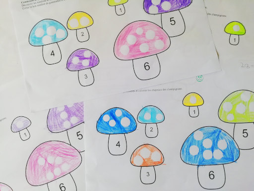 Quelques fiches terminées. Des fiches coloriées par les élèves de début de G.S.